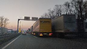 Kamioni čekaju četiri sata